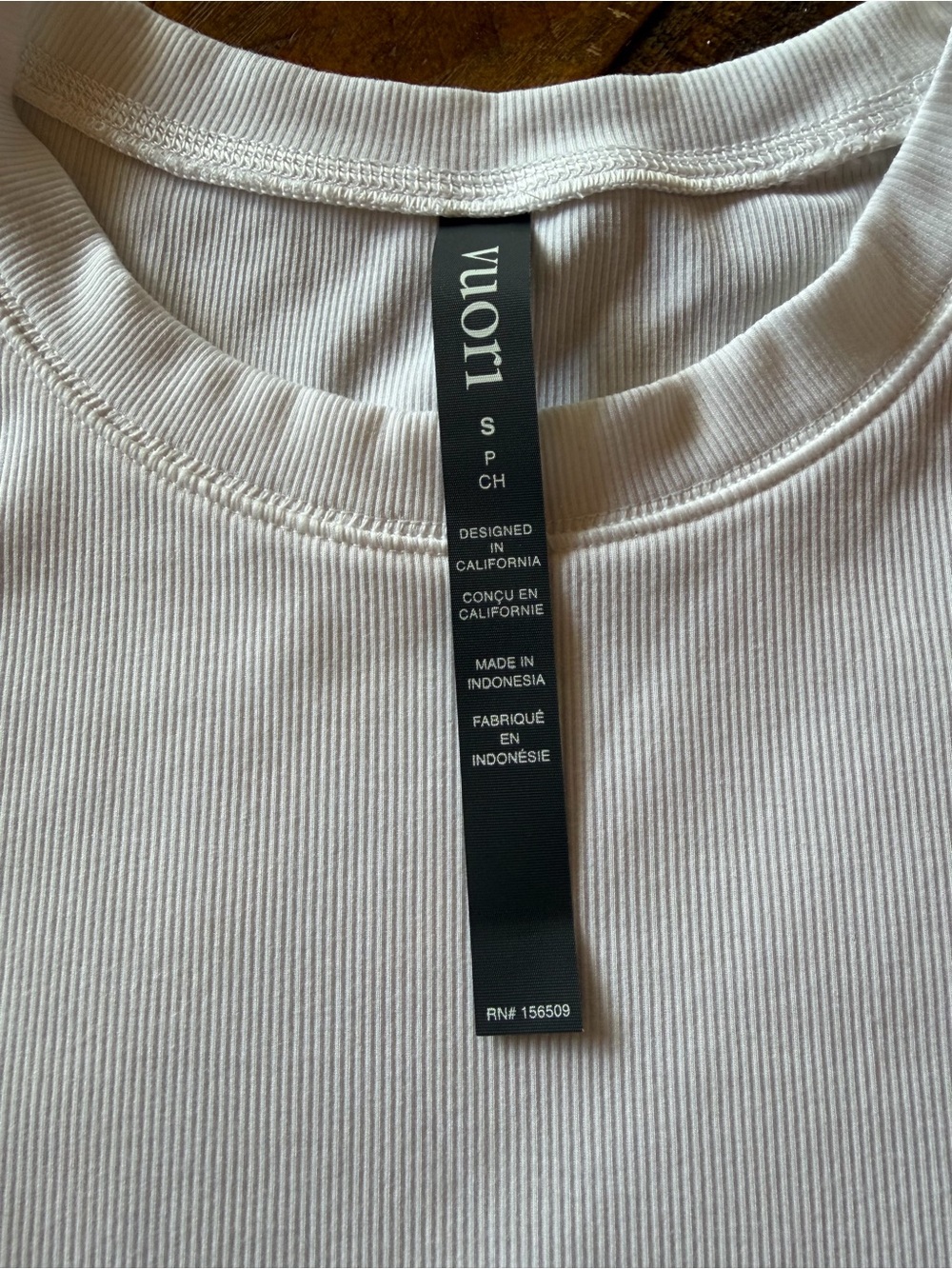 Vuori Pose White Fitted Tee. Small - Picture 4 of 4